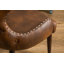 Fauteuil demi-tonneau capitonné à dossier capitonné