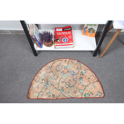 Tapis turc rouge délicat avec un design rétro Oushak, idéal comme cadeau ou décoration de salle de bain