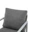 Méridienne argentée en aluminium avec accents élégants en corde et coussins confortables, parfaite pour les espaces intérieurs et extérieurs modernes
