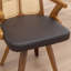 Chaise moderne rembourrée en similicuir à dossier en rotin-745583692