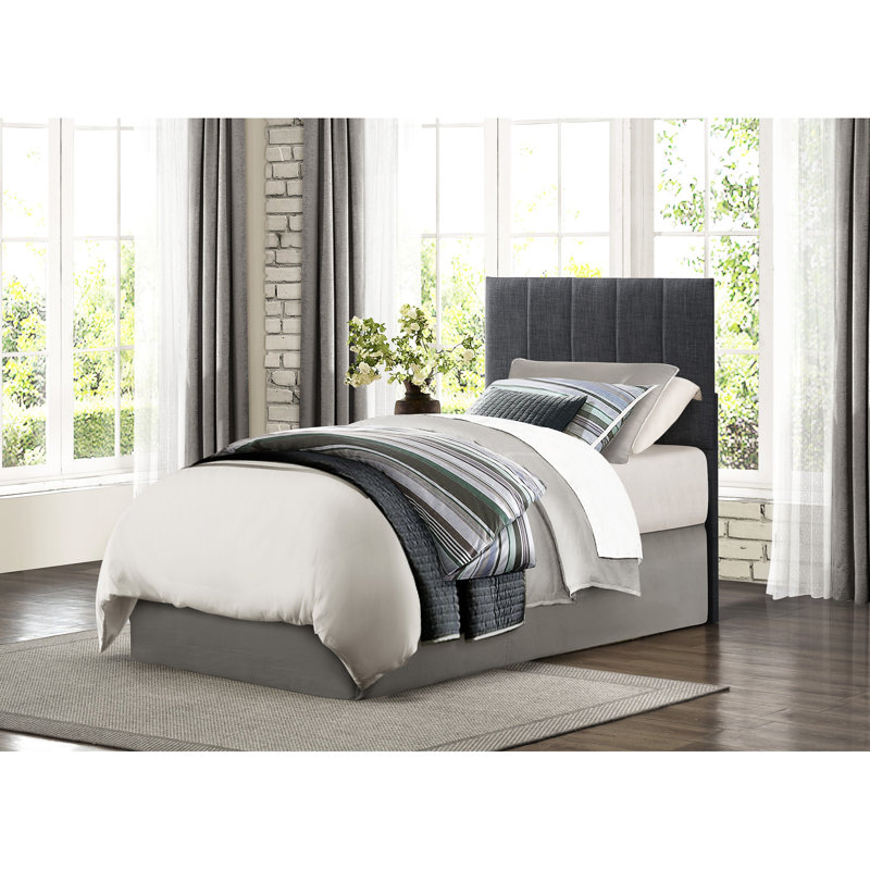 Tête de lit simple rembourrée en tissu gris avec capitonnage à rainures verticales rembourrées et envers en bois d'ingénierie, fabrication
