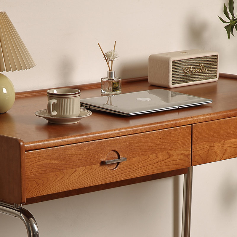 Petit bureau robuste de style français