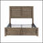 Lit à panneau en bois robuste avec tête et pied de lit en planches, parfait pour un décor de chambre à coucher rustique et moderne.