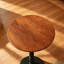 Table d'appoint ronde de 60 cm de hauteur, plateau en placage de bois massif et piètement noir