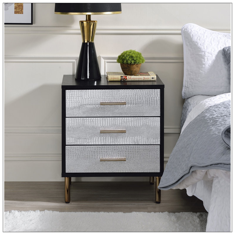 Glamour table de chevet noire 1 pièce avec 3 tiroirs, motif crocodile argenté et pieds à finition dorée pour un décor de chambre à coucher élégant