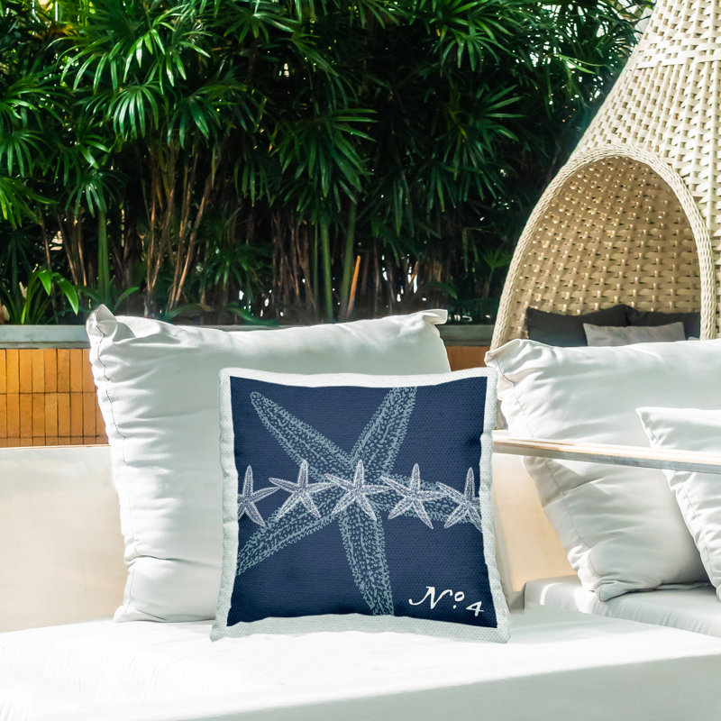 Coussin d'extérieur à motif d'étoiles de mer bleu marine imprimé par Geoff Tygert