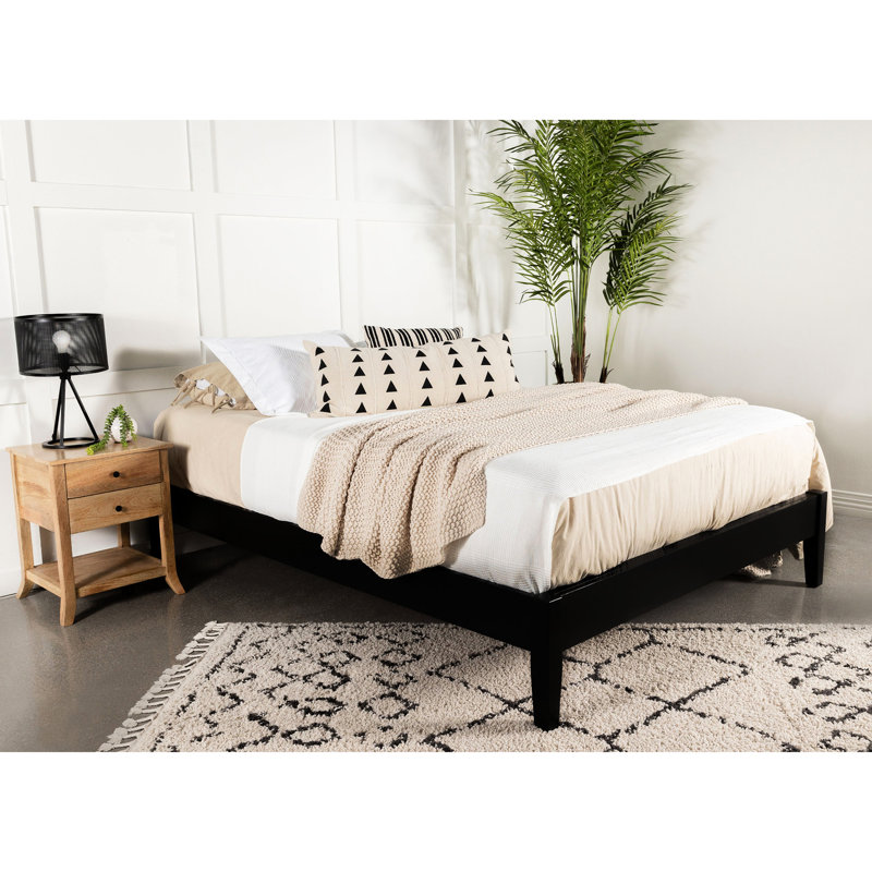 Très grand lit noir Universal Eastern, finition moderne, conception à lattes éliminant le sommier tapissier, fabrication en bois, pré-percé pour la taille de la tête de lit, esthétique, prêt pour les matelas, fabriqué en bois d'hévéa et