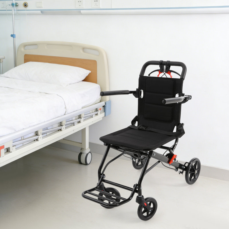 Fauteuil roulant de voyage portatif en acier pliable, léger et équipé d'un frein à main, pour personnes âgées et à mobilité réduite.