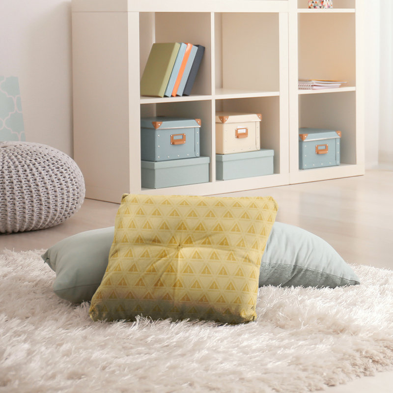 Coussin Theo Nath, 30 po x 30 po, Jaune