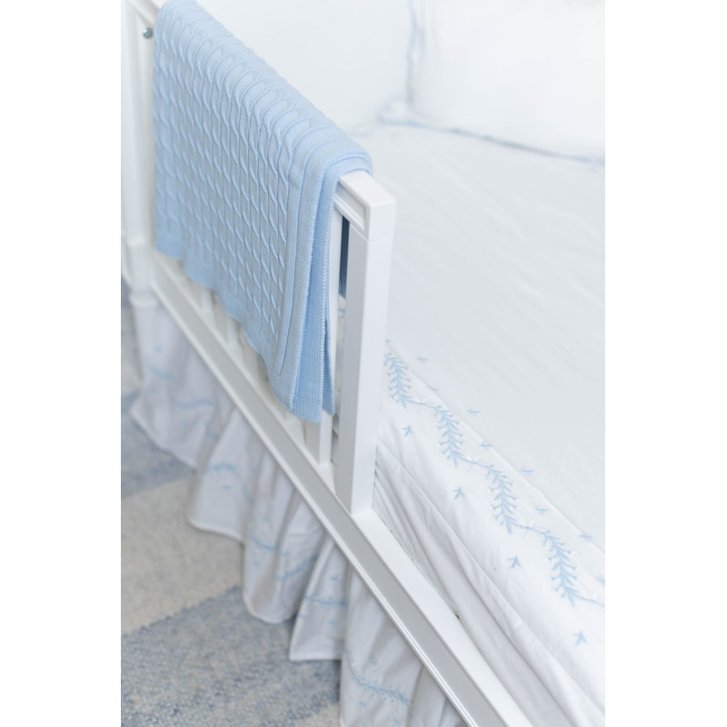 Jupe de lit de bébé brodée Sky