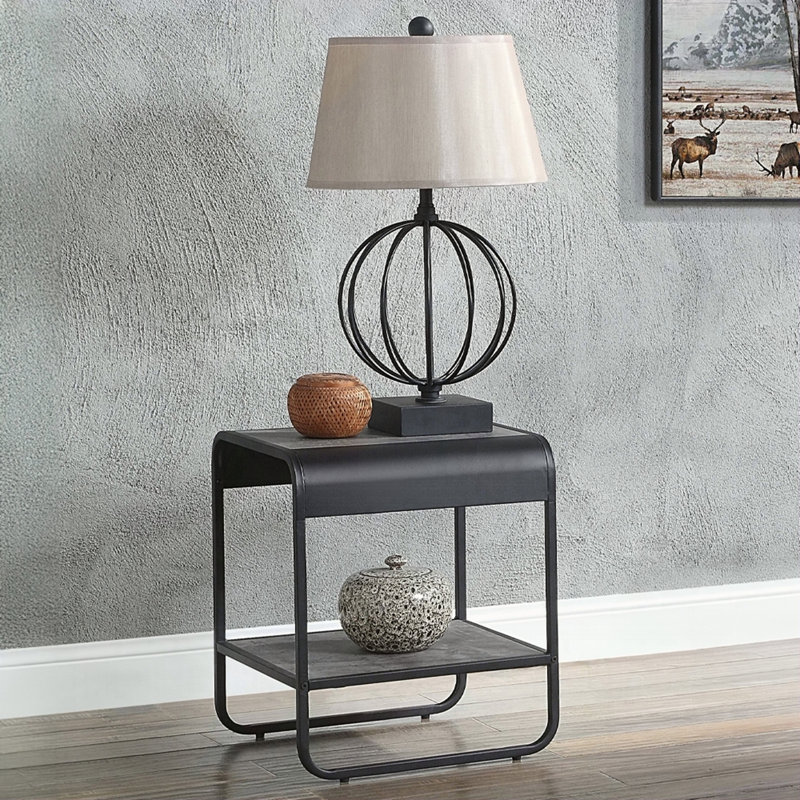 Table de bout moderne au design épuré avec tablette à finition noire, structure en métal, meubles de salon gris béton, 1 pièce