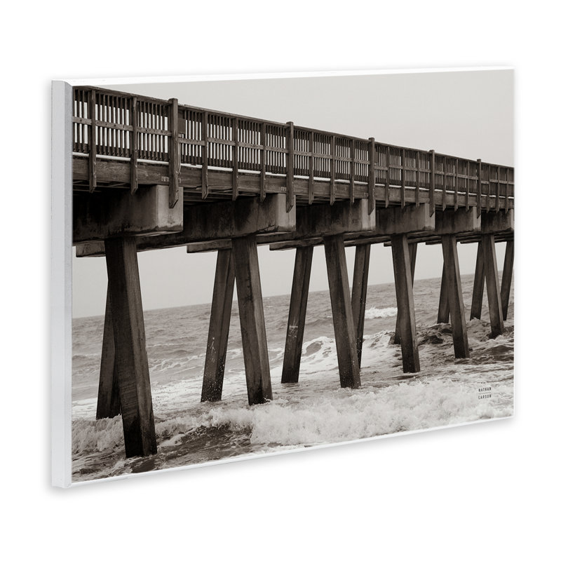 Structure murale en forme de quai, conception par Nathan Larson, 13" H x 19" W