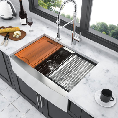 Évier de cuisine à double cuve 60/40 à tablier frontal en acier inoxydable de calibre 16 avec station de travail 33 po pour routine rapide, incluant planche à découper et grille de travail fonctionnelle, finition nickel brossé