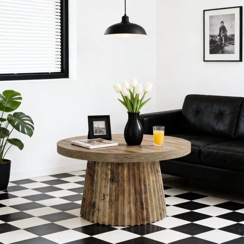 Table basse ronde de 80 cm (31,5 po) avec piètement cylindrique cannelé, brun rustique, polyvalente pour différents environnements intérieurs.