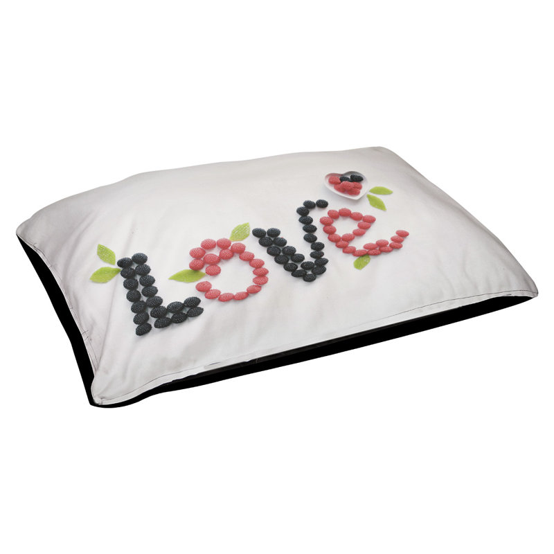 Coussin pour chien Wathen Love and Berries, l 29,5 po x P 19,5 po x H 9,5 po