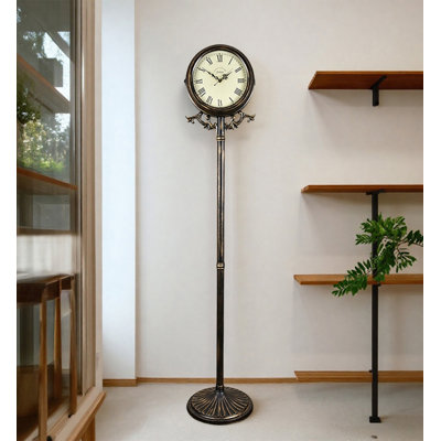 Horloge rétro en métal sur pied