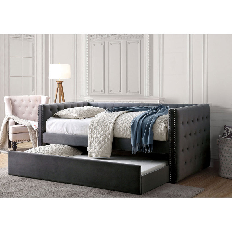 Lit de jour au fini transitionnel gris avec couchette, rembourrage en flanelle capitonnée, capitonnage et garniture cloutée, ensemble de lattes présenté