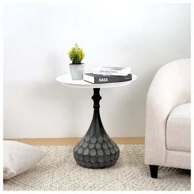 Table basse d'appoint en métal martelé à la main, table d'appoint à piédestal blanc et noir pour le salon