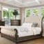 Lit très grand en lin beige, chambre à coucher transitionnelle en bois massif, bois naturel rustique, finesse