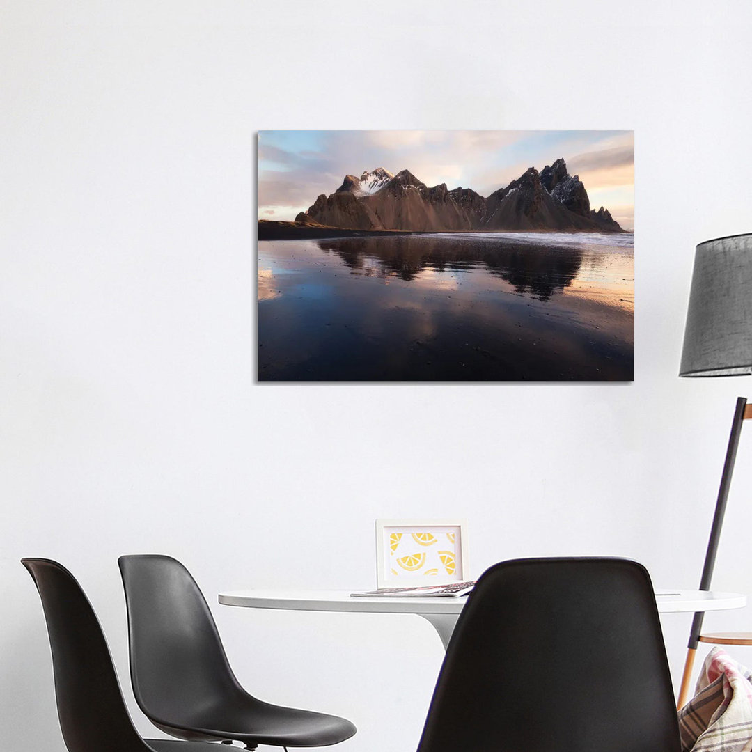 Stokksnes Beach Reflection von Daniel Gastager - Giclée auf Leinwand ohne Rahmen Galerieverpackt