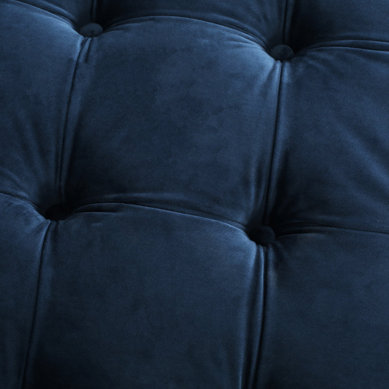 Velours bleu de style moderne pour des sièges confortables et polyvalents dans un espace de vie fonctionnel