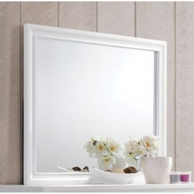 Ceci est un miroir rectangulaire, adapté à la salle de bain ou à la décoration intérieure, ajoutant une touche d'élégance à l'espace.