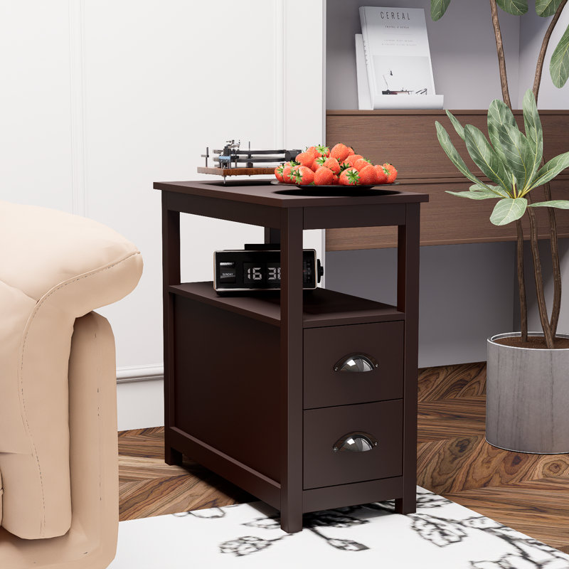 Table de chevet étroite brune avec deux tiroirs et une tablette ouverte