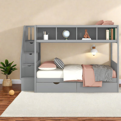 Lit superposé simple au-dessus d'un lit double, bois massif et bois aggloméré, conception moderne avec rangement
