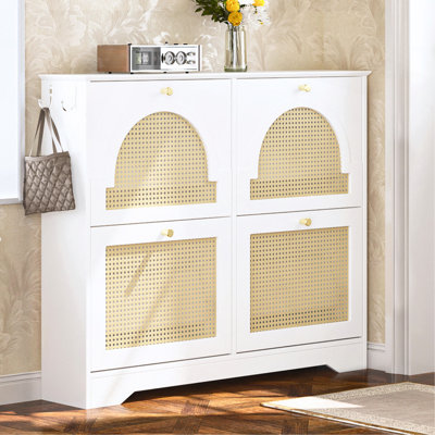 Armoire à chaussures Mid-Century à conception étroite avec 4 tiroirs rabattables, organisateur de chaussures élégant pour l'entrée avec 4 portes en rotin, étagère à chaussures autoportante avec 2 crochets argentés pour le couloir