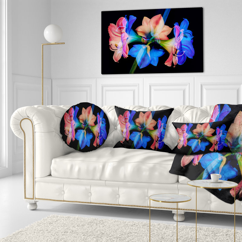 Coussin décoratif abstrait à fleurs rouges et bleues sur fond noir