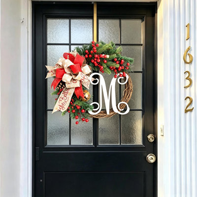 Couronne de vigne avec monogramme de Noël de 12 po avec nœud en toile de jute et couronne de pomme de pin artificielle avec baies rouges pour maison de vacances d'hiver
