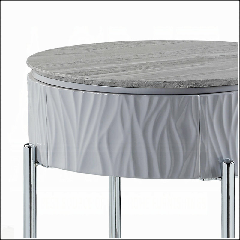 Table de bout grise et brillante en chrome avec tiroir, combinant style moderne et amplement de rangement pour des salons élégants.