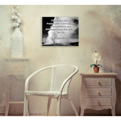 Toile tendue de la galerie ArtsyQuotes par Freya Stark: «Il n'y a pas de bonheur si les choses en lesquelles nous croyons sont différentes de celles que nous faisons.