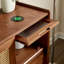 Petite armoire d'appoint à petite porte en rotin-373290129