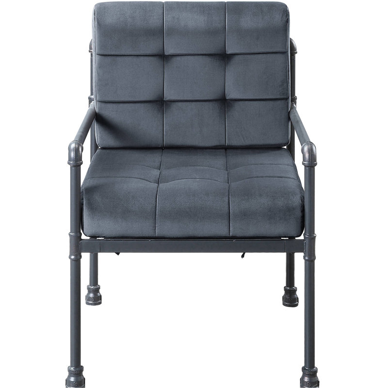 Fauteuil industriel gris avec lignes épurées et coussins en tissu