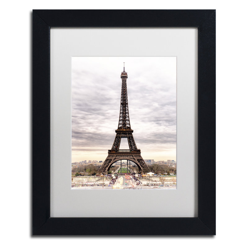 Tour eiffel, reproduction de photo sur toile encadrée, H 14 po x l 11 po x P 0,5 po, Blanc