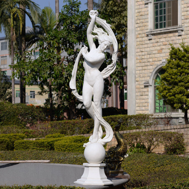 Danseuse avec des soies