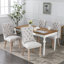 Chaise rembourrée avec pieds en bois, garniture cloutée et triple coussin élastique pour un confort ultime