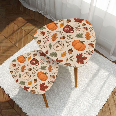 Ensemble de 2 tables basses gigognes triangulaires modernes, motif citrouilles d'automne, tasses à café et feuilles. Table d'appoint empilable de style milieu du siècle, idéale pour le salon, la chambre ou un appartement. Décoration intérieure.