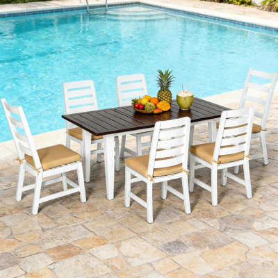 Ensemble de mobilier de jardin et de piscine six places : table de patio avec trou pour parasol de 4,3 cm, chaises basses à dossier haut avec coussins moelleux, matériau en aluminium résistant à l’eau, table couleur café, housses de coussins beiges.