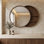 Miroir mural coulissant rond avec tablettes de rangement cachées et armoire latérale à deux niveaux pour le meuble-lavabo, la chambre à coucher et le vestibule