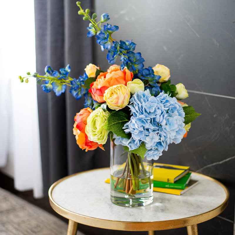 Botanical Bliss avec pivoines mandarines, hortensias bleu ciel, renoncules citron vert et roses, arrangement d'illusion d'eau quotidienne dans un petit vase à bulles