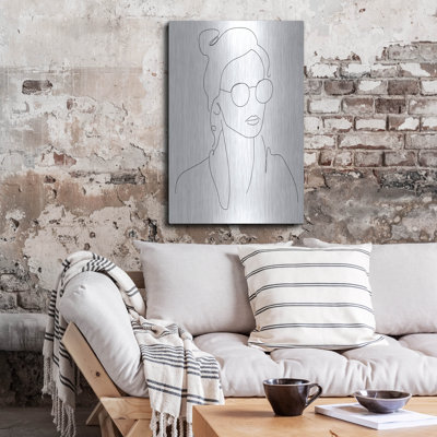 «Sun Glasses Girl» par Sabrina Balbuena, art mural en métal