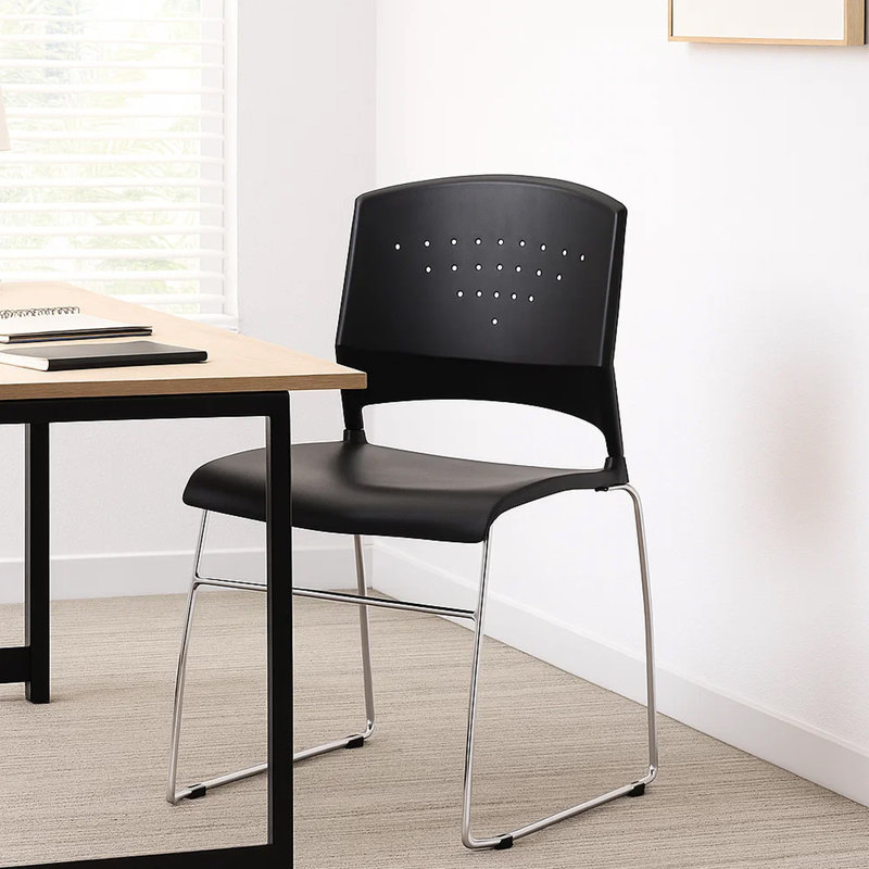 Chaise d'invité de réception empilable, dossier ouvert noir, base traîneau chromée