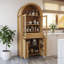 Grand garde-manger arqué cannelé avec tablettes réglables, rangement élégant avec tiroir caché et porte vitrée pour la cuisine, le salon, la salle à manger