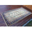 Authentique tapis turc rétro dans de belles teintes de rouge et de bleu pour un ajout chaleureux et invitant