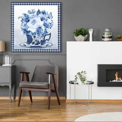 «Blue Teacup Bouquet E» par Jean Plout, art mural en verre acrylique, 36 po x 36 po