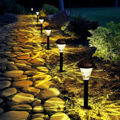 Paquet de 12 lumières de paysage extérieures solaires, lumières solaires imperméables améliorées pour le jardin et la cour, éclairage de chemin solaire blanc chaud pour patio