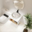 Meuble-lavabo flottant avec vasque ronde à motif marbré et tablette ouverte-129390572