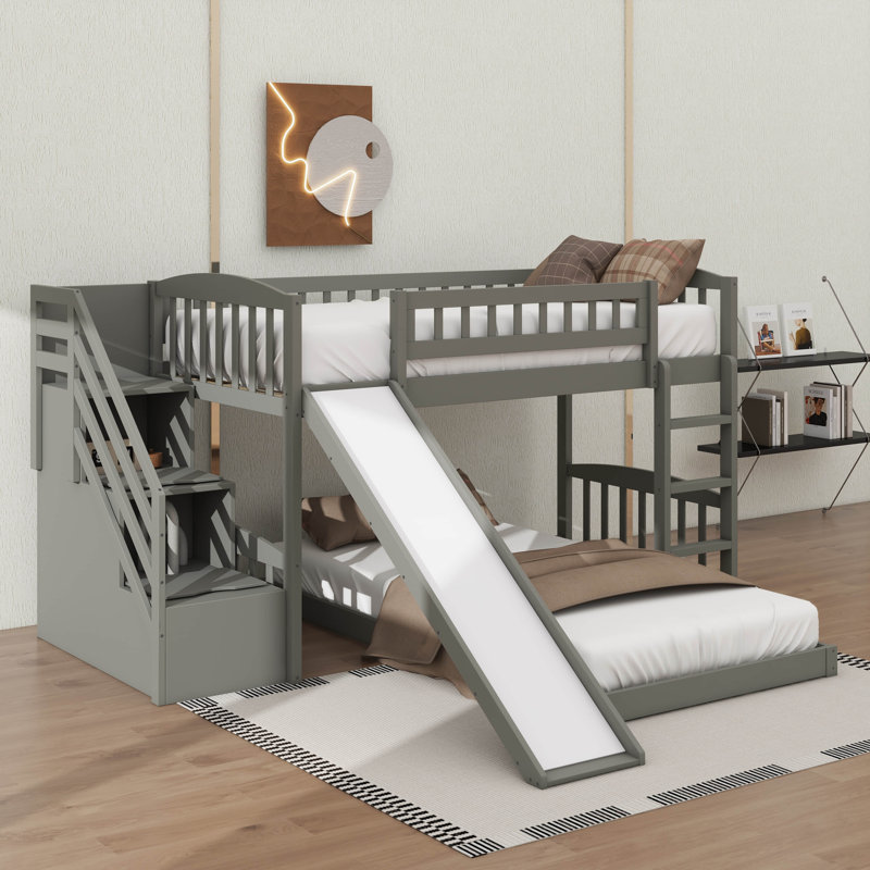 Lit superposé simple au dessus d'un lit simple avec escalier adapté aux enfants et glissade ludique